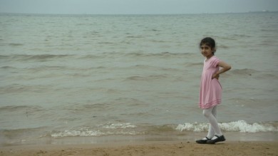 Sophie CALLE, <em>Femme au bébé, Petite fille rose, Jeune fille en rouge
de l'ensemble Voir la mer, 2011</em>,