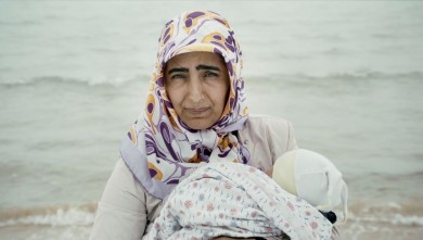 Sophie CALLE, <em>Femme au bébé, Petite fille rose, Jeune fille en rouge
de l'ensemble Voir la mer, 2011</em>,