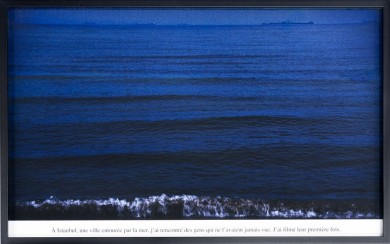 Sophie CALLE, <em>Femme au bébé, Petite fille rose, Jeune fille en rouge
de l'ensemble Voir la mer, 2011</em>,