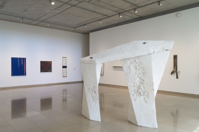 Vue d’exposition avec au centre l’oeuvre <em>U</em> de Tjeerd Alkema, crédit photo : Cédrick Eymenier